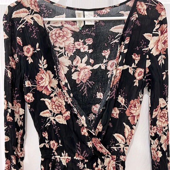 Long-sleeve Floral Romper - Picture 5 of 6